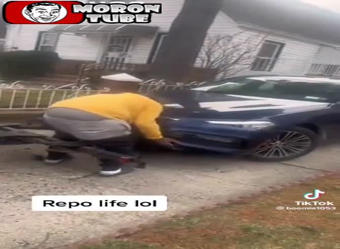 Video :He is making every effort to prevent the seizure of his vehicle!